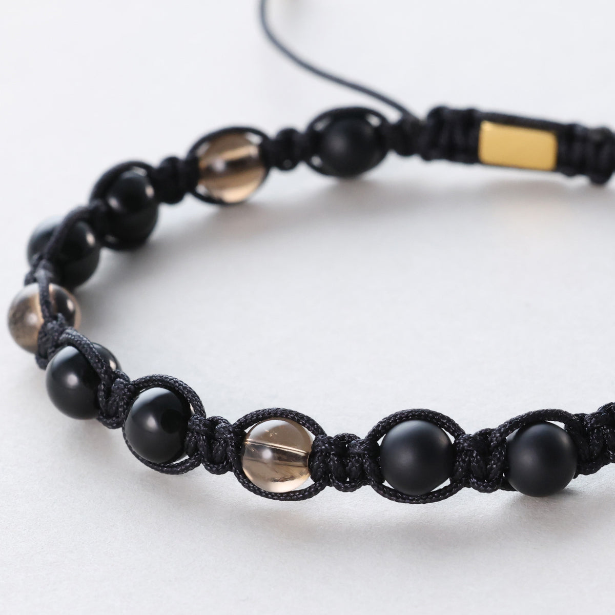 Onyx & Rauchquarz Makramee-Armband personalisierbar – Nahaufnahme der Onyx- und Rauchquarz-Perlen