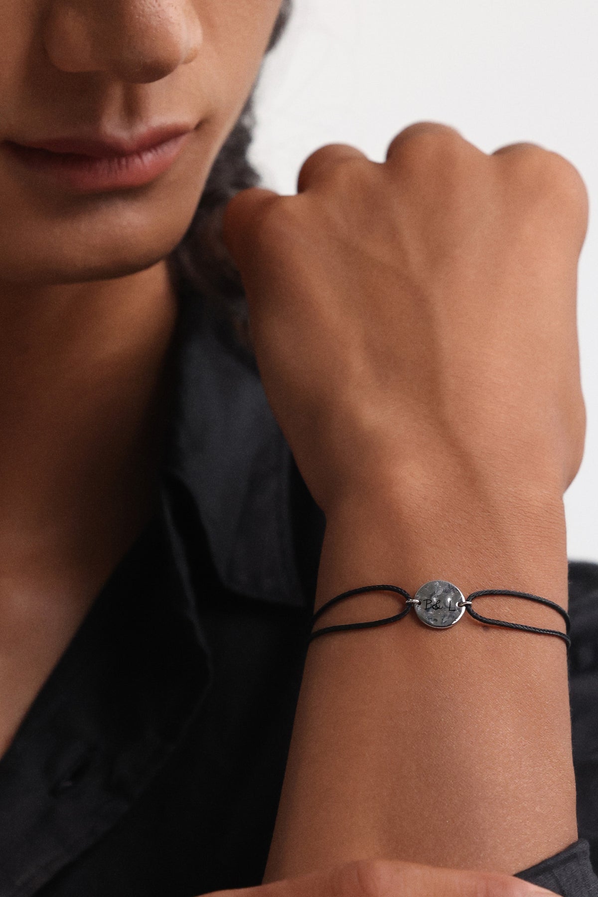 Nylon Armband mit Hammerschlagplättchen in Silber am Handgelenk, Initialen-Gravur