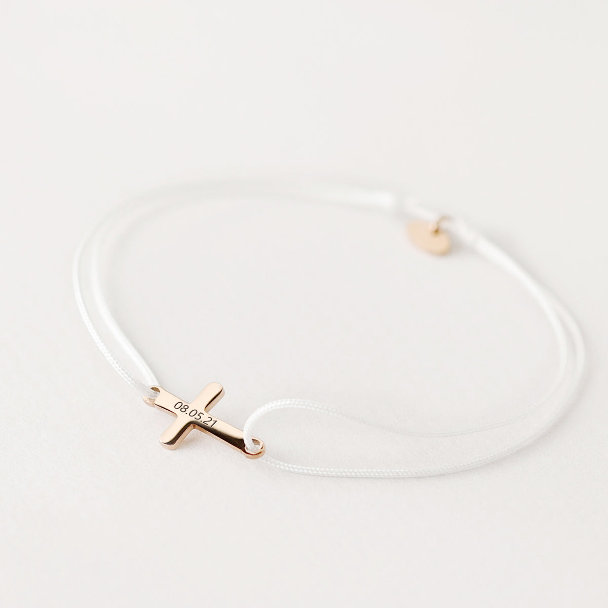 Personalisiertes Kreuzarmband mit Gravur in Weiß – Roségold-Kreuz mit graviertem Datum '08.05.21'