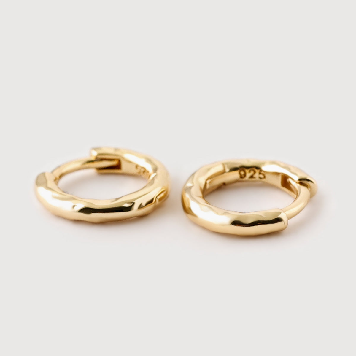 Mini Creolen Hammerschlag Ohrringe in Gold – Paar als Flatlay mit 925-Stempel