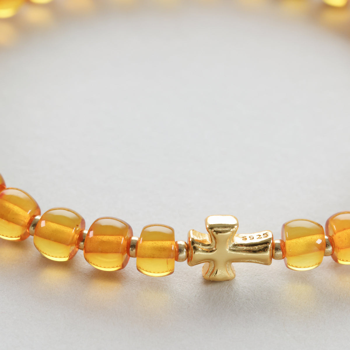 Bernstein Armband mit goldenem Kreuz – 925 Sterling Silber, Kreuzanhänger mit 925-Stempel zwischen Perlen