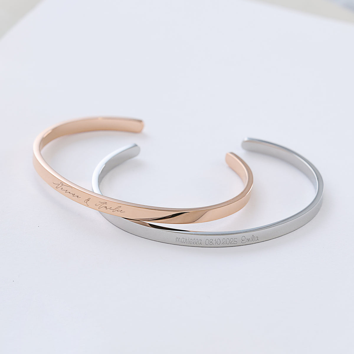 Zwei personalisierte Armreifen mit Gravur – Roségold mit Namen, Silber mit Namen und Datum