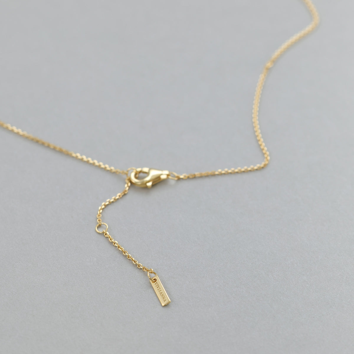 Schutzengel Halskette mit Gravur, Gold – Nahaufnahme von Verschluss und Verlängerungskette