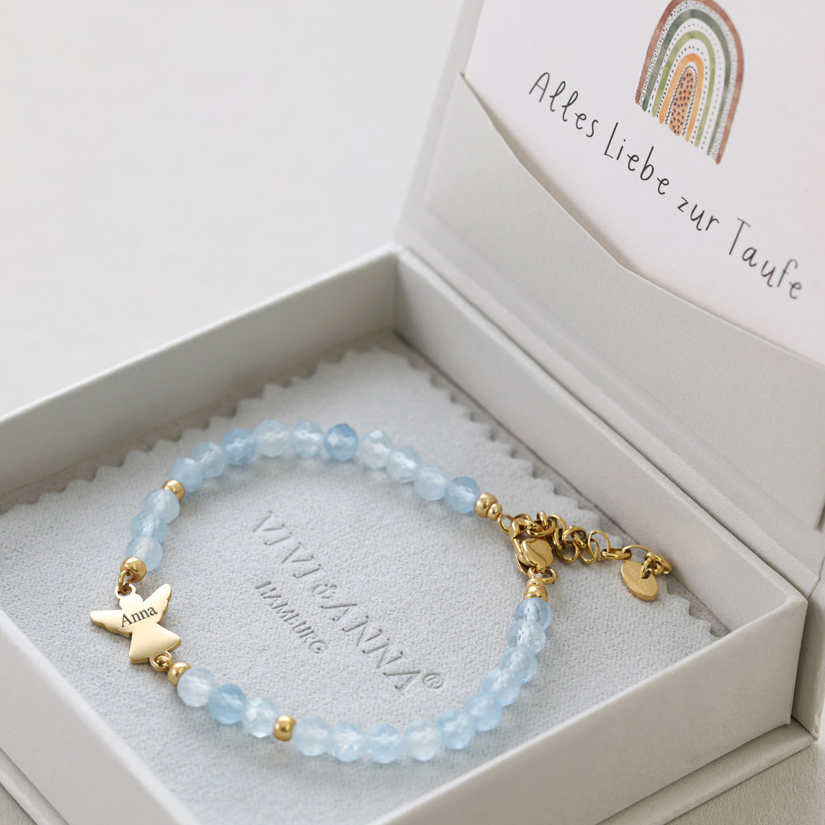 Aquamarin Armband mit goldenem Engelanhänger und Gravur „Anna“ in Geschenkbox