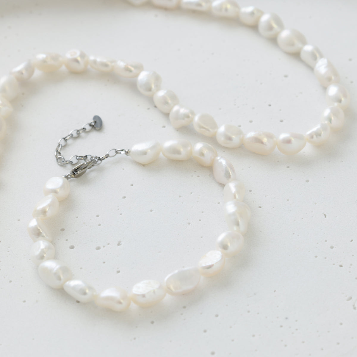 Barock-Perlenarmband Unisex – Edelstahl & Naturform, Armband und Kette mit unregelmäßigen Perlen nebeneinander