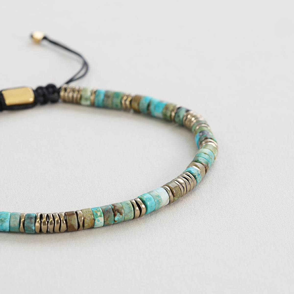 Edelsteinarmband mit Türkis und Hämatit – Detailansicht der Perlenreihe in Türkis, Braun und Gold