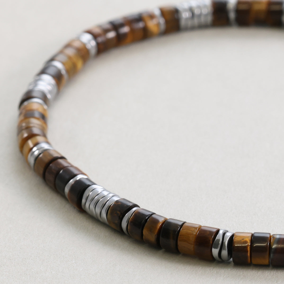 Edelsteinarmband mit Tigerauge und Hämatit – Detailansicht der braunen und silbernen Perlenreihe