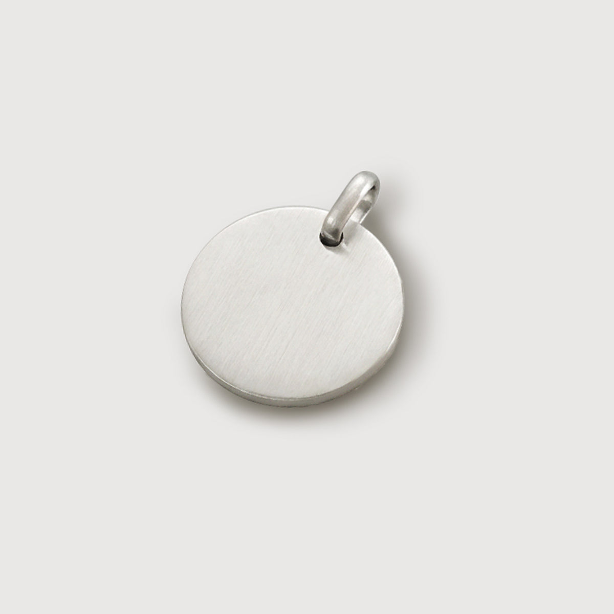 Zusatz-Gravurplättchen 14mm rund matt in Silber – mattierte Oberfläche mit Öse