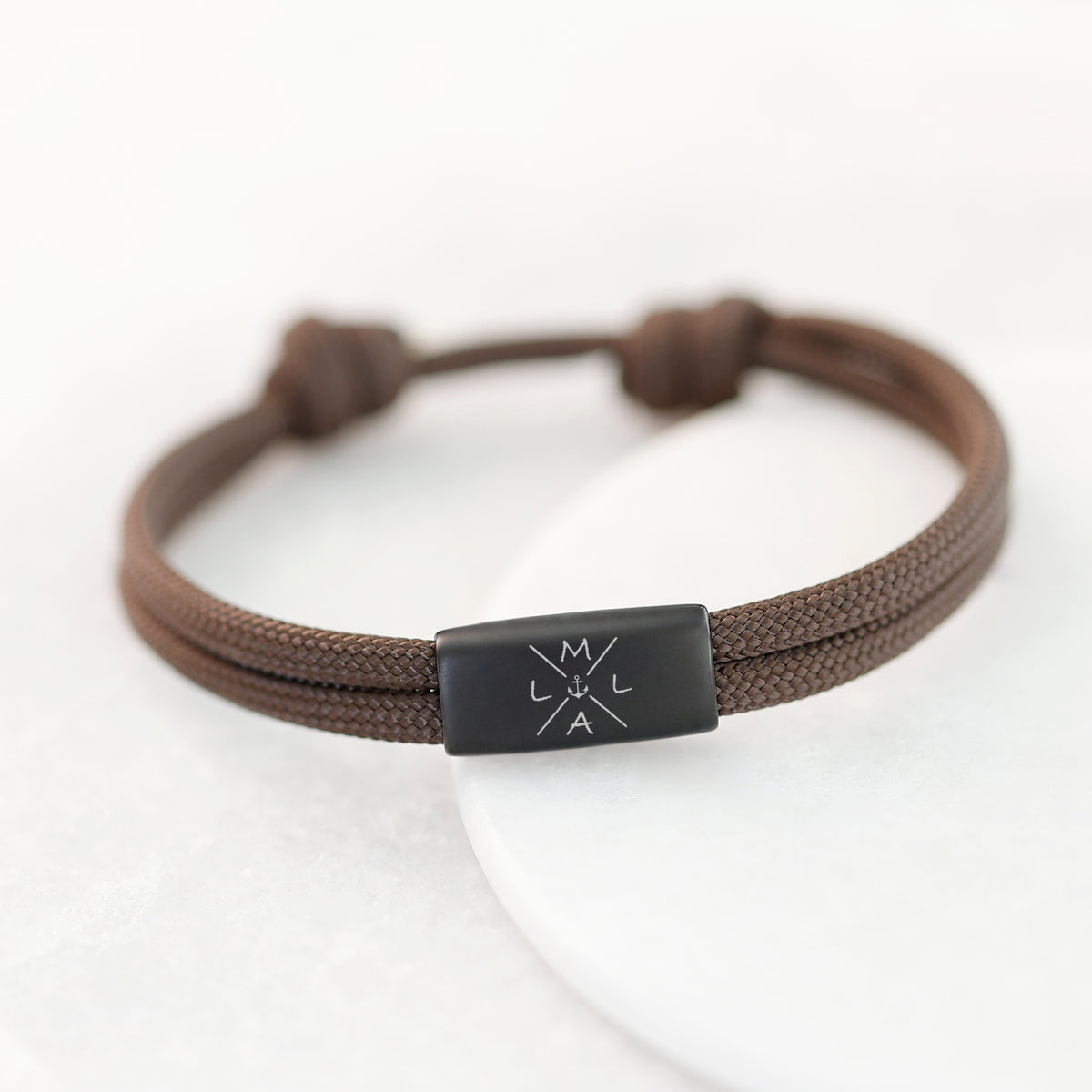 Wasserfestes Familien Armband mit Gravur in Braun, Plättchen mit Initialen und Ankermotiv
