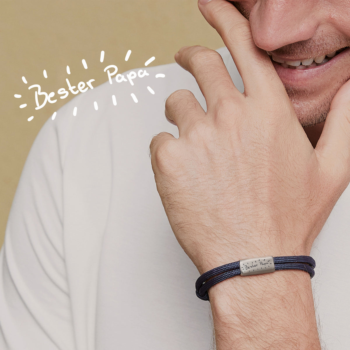 Mann trägt personalisiertes Armband mit Gravur 'Bester Papa' aus dunklem Segeltau