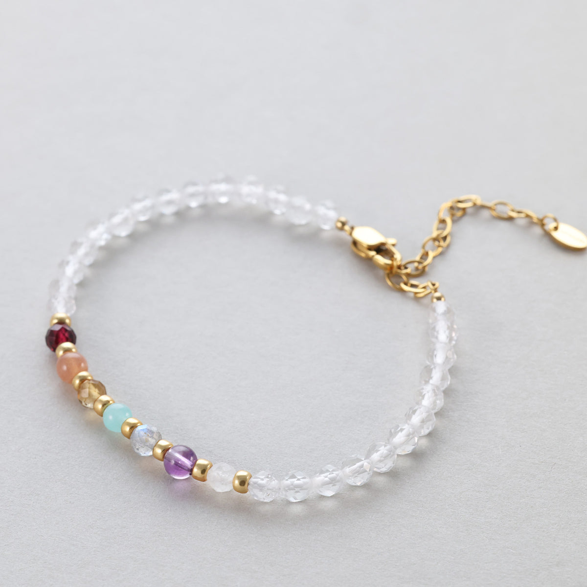 Bergkristall-Armband mit Chakra-Steinen und goldenem Verschluss, Verlängerungskette rechts