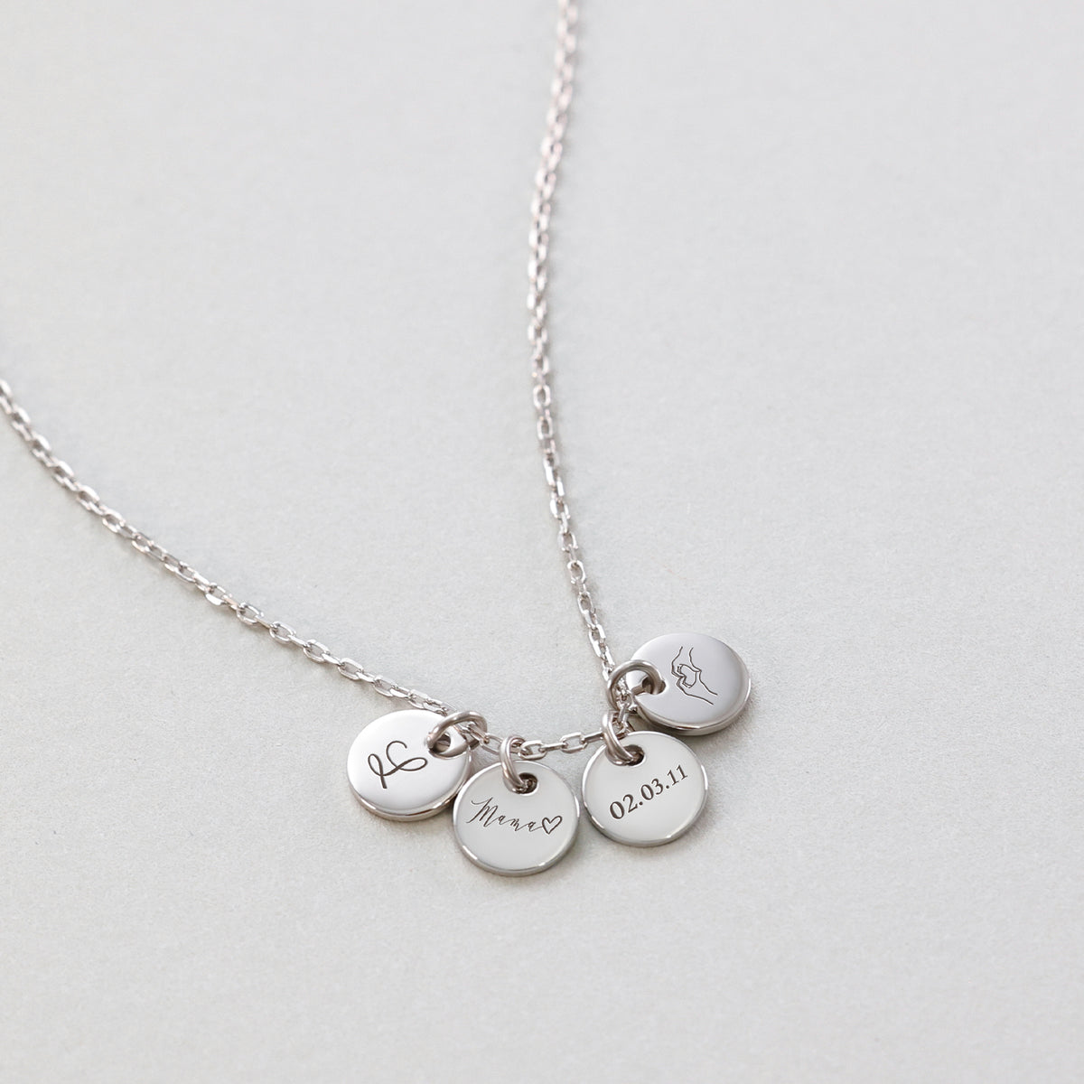 Mini Plättchen Halskette in Silber mit vier gravierten Anhängern – Name, Datum und Symbole