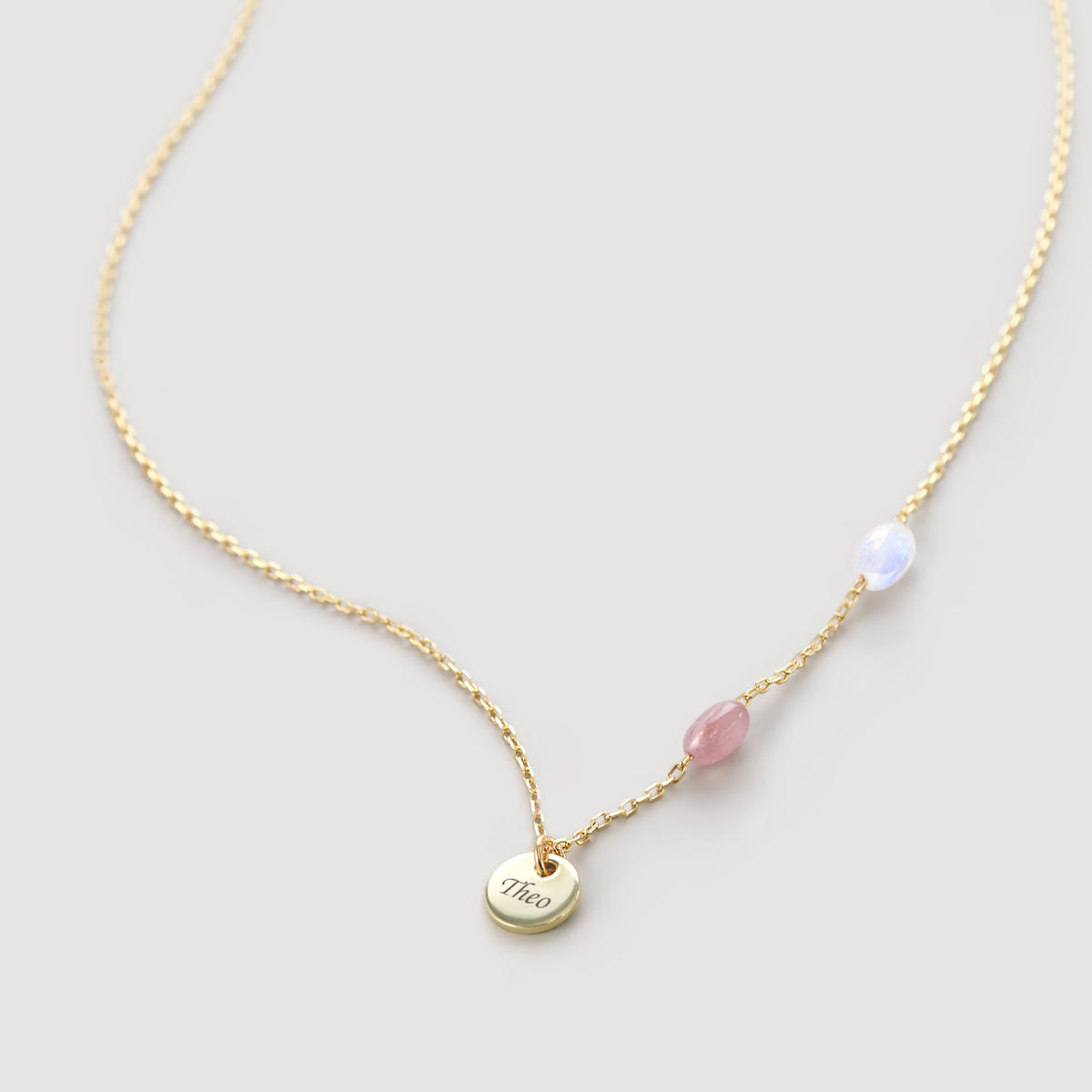 Heilenergie-Kette mit Gravurplättchen in Gold – Plättchen mit Namensgravur Theo und Edelsteinen