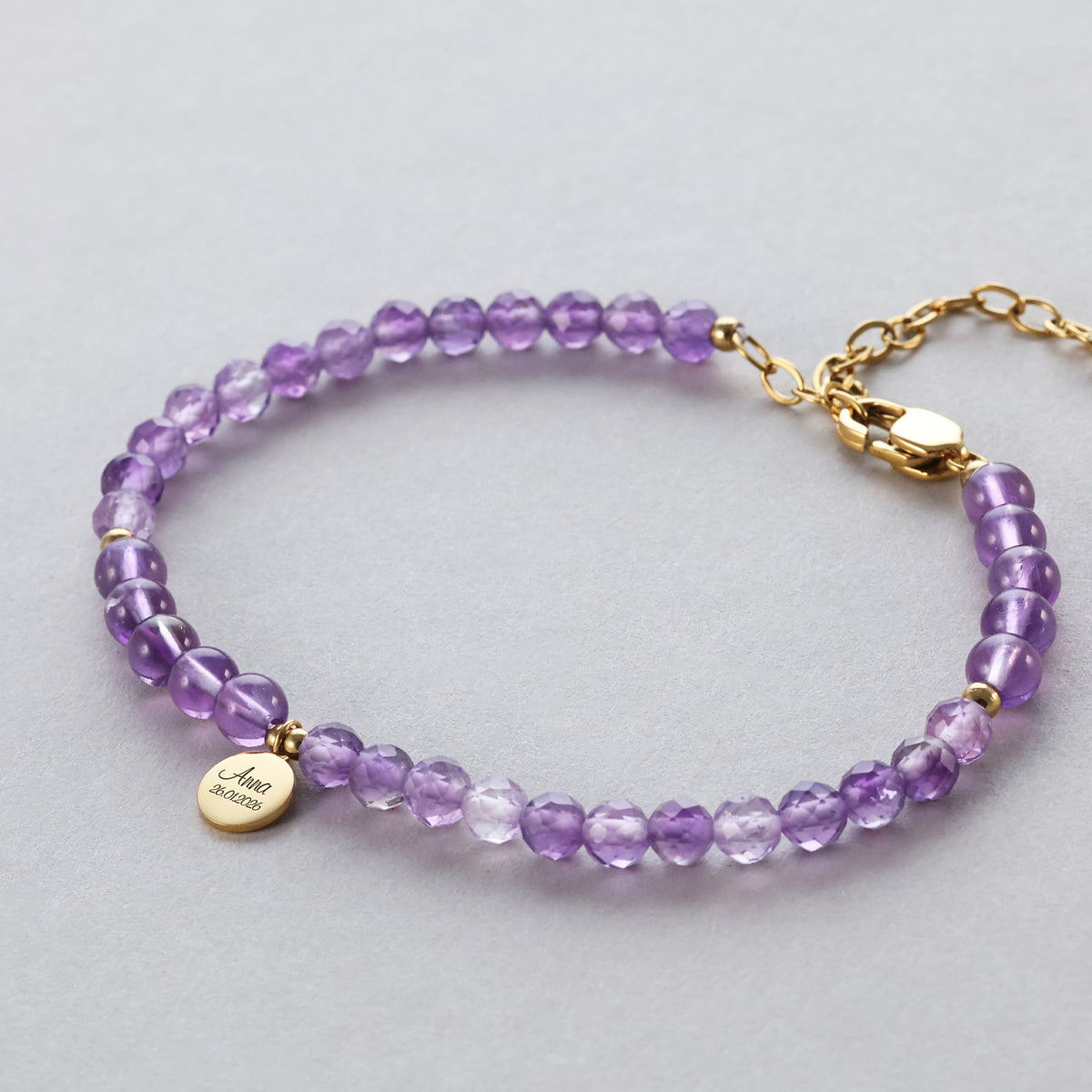 Amethyst-Armband mit lila Perlen und Gravurplättchen mit Name und Datum