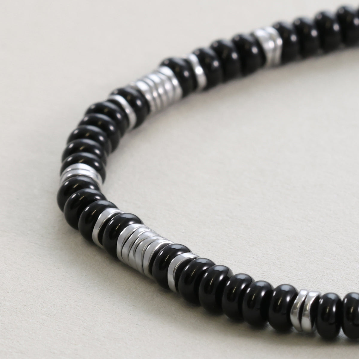 Edelsteinarmband mit schwarzem Onyx und Hämatit – Detailansicht der schwarzen und silbernen Perlenreihe