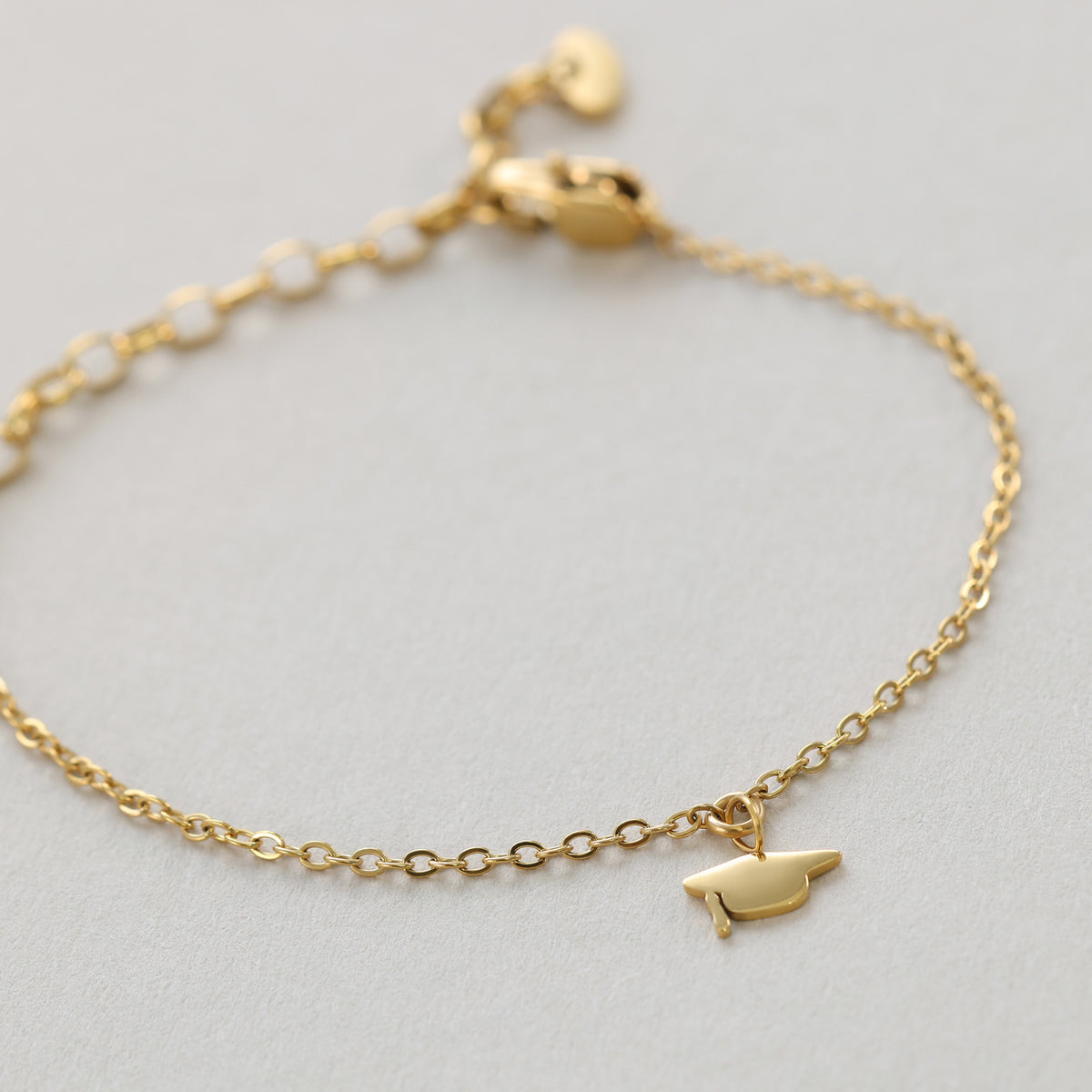 Abschluss Armband mit Doktorhut Anhänger, Gold – Nahaufnahme des Anhängers an der Kette
