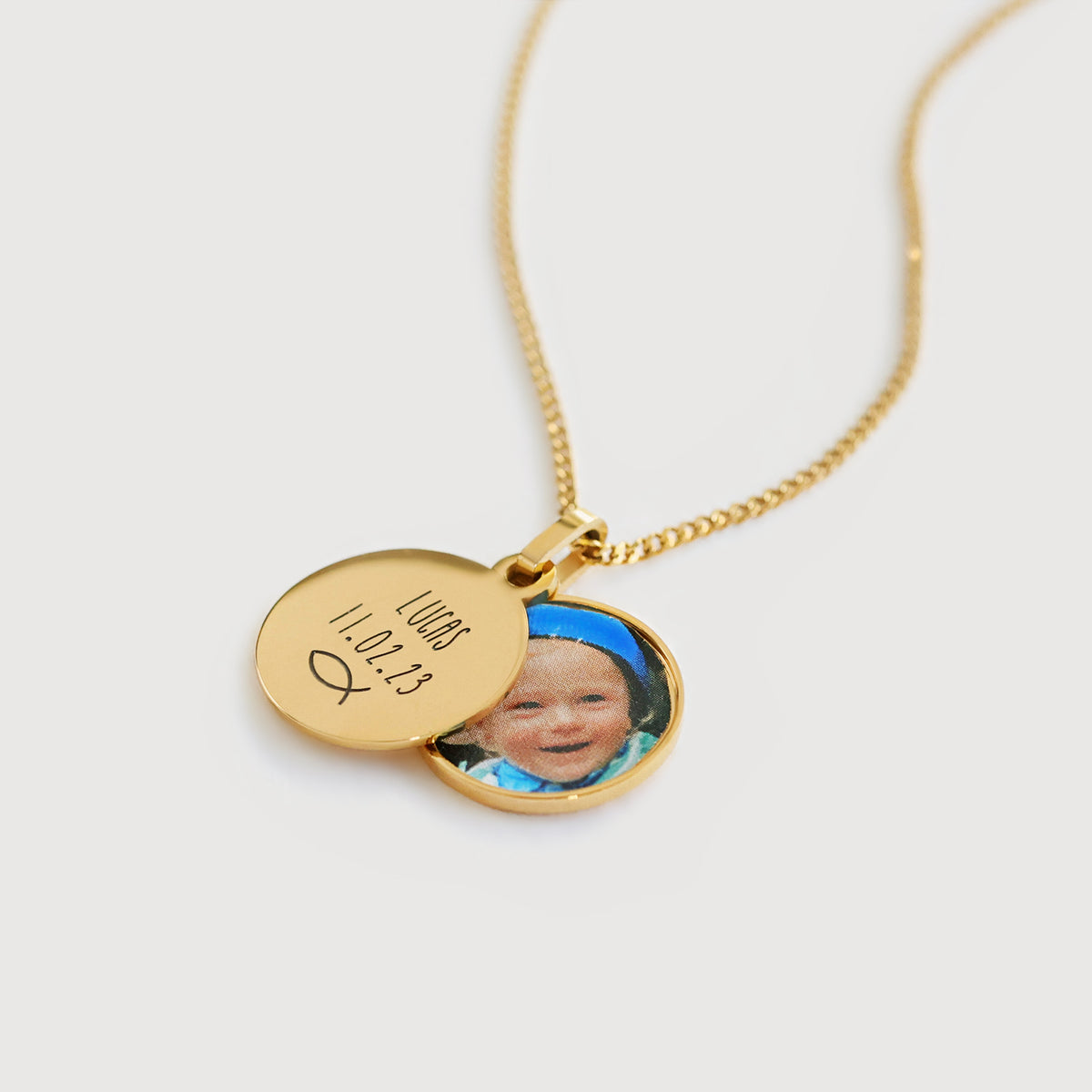 Medaillonkette mit Foto und Wunschgravur in Gold, aufgeklappt mit Namen 'Lucas', Datum und Fischmotiv
