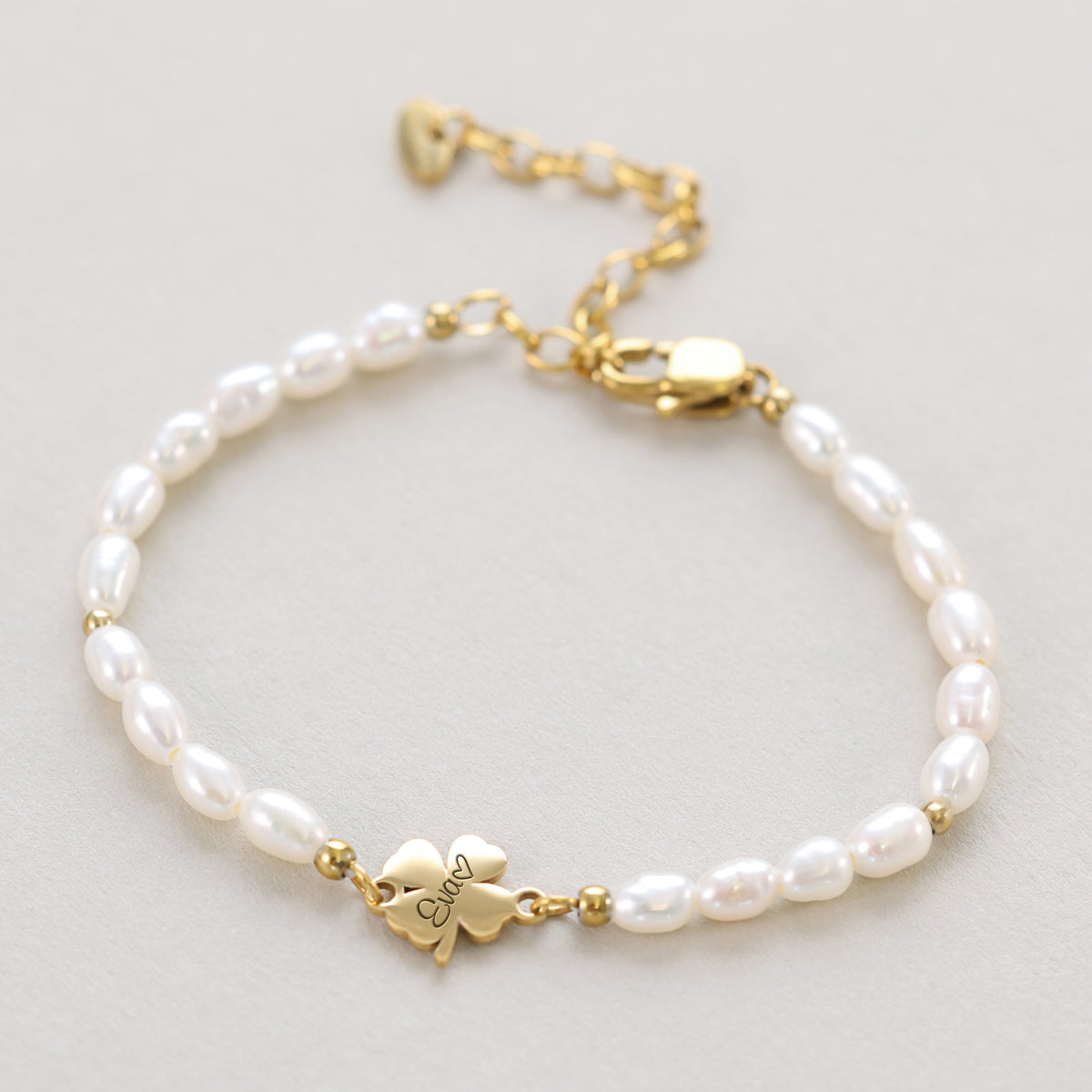 Kleeblatt Perlenarmband mit Gravur, Süßwasserperlen mit goldenem Kleeblatt-Anhänger Eva