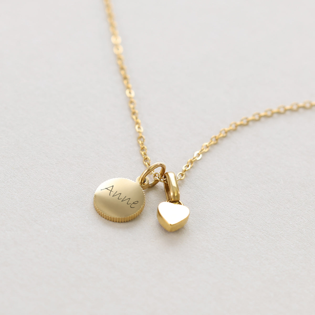 Personalisierte Kette in Gold mit graviertem Namen 'Anne' und kleinem Herzanhänger