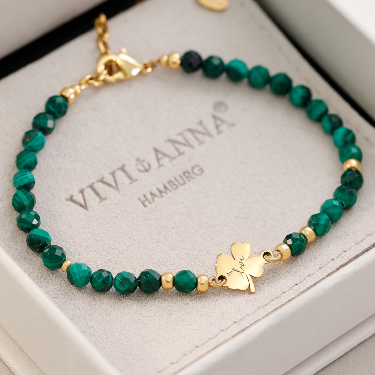 Malachit-Armband mit Kleeblatt in goldener Geschenkbox mit VIVI&ANNA Schmuckbeutel