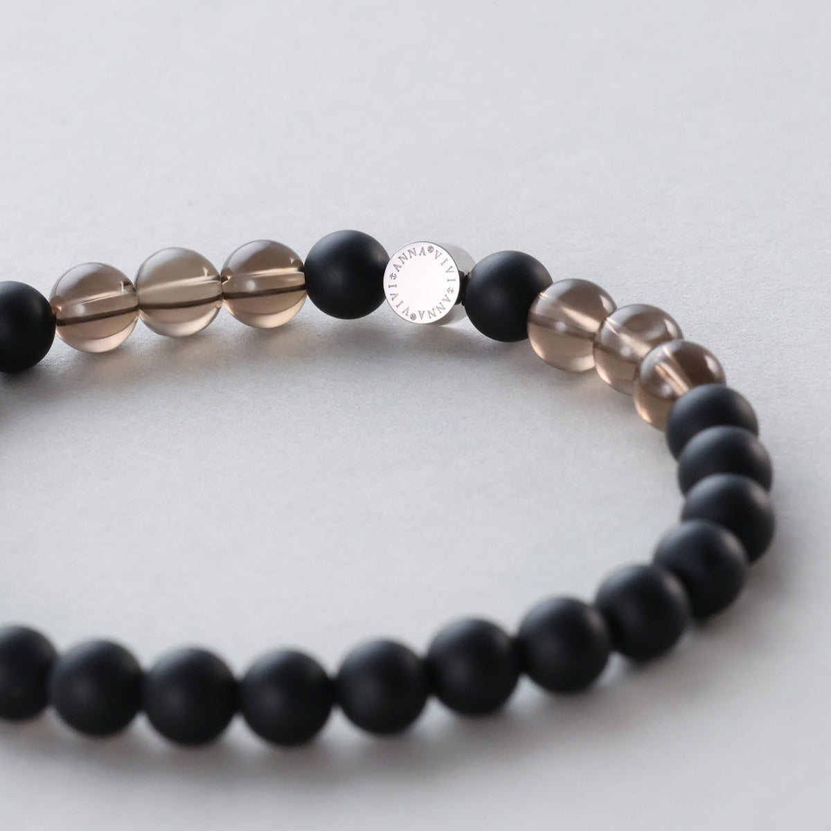 Rauchquarz & Onyx Armband mit Gravurperle – Detailansicht der silbernen Gravurperle zwischen den Perlen