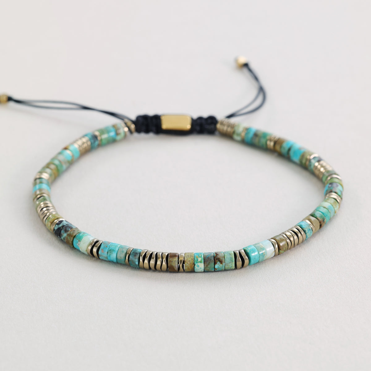 Edelsteinarmband mit Türkis und Hämatit, verstellbar – Ansicht von oben mit hellen und dunklen Perlen