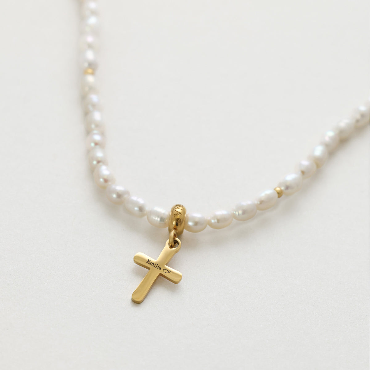 Süßwasserperlen Halskette mit Kreuz in Gold, graviert mit Namen 'Emilia' und Fisch-Symbol