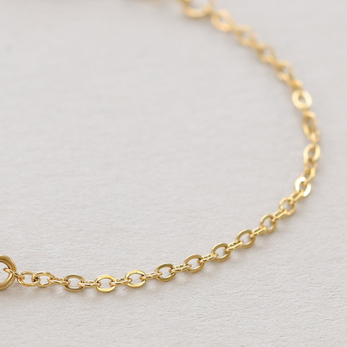 Glücksbringer Armband mit Hufeisen – Makroaufnahme des Hufeisen-Anhängers in Gold