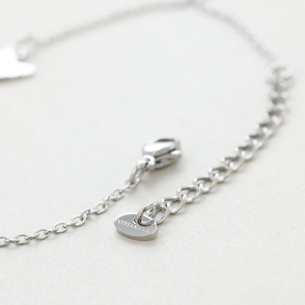 Verschluss der Schutzengel Armkette in Silber mit VIVIANNA-Markenplättchen