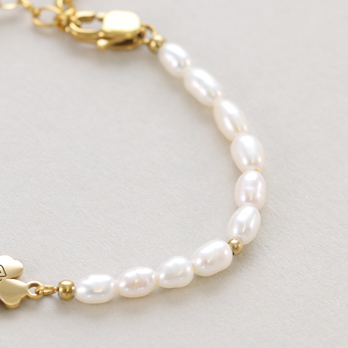 Kleeblatt Perlenarmband mit Gravur – Nahaufnahme der Süßwasserperlen und Goldperlen