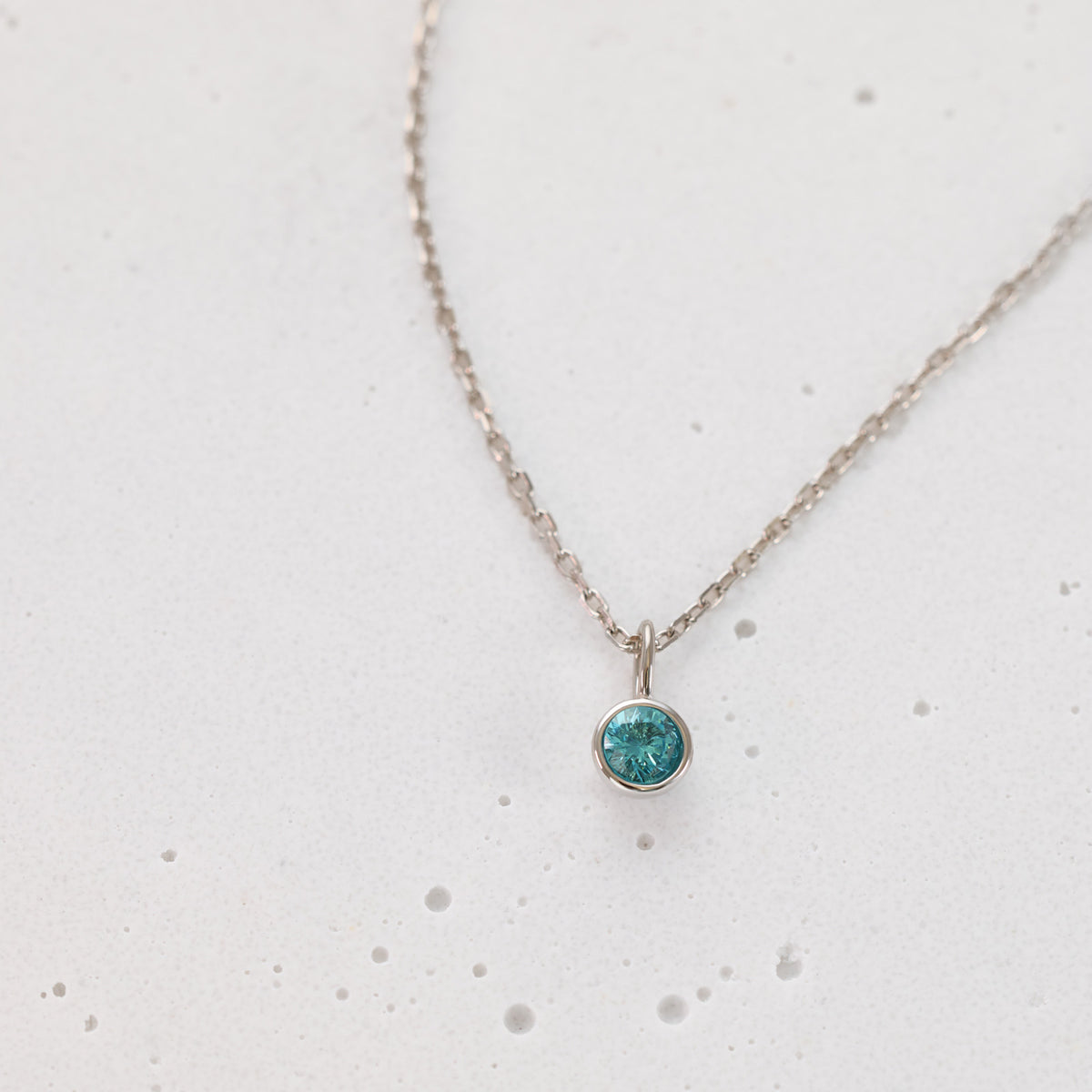 Geburtsstein-Kette in Silber mit rundem türkisfarbenem Zirkonia-Anhänger, Nahaufnahme