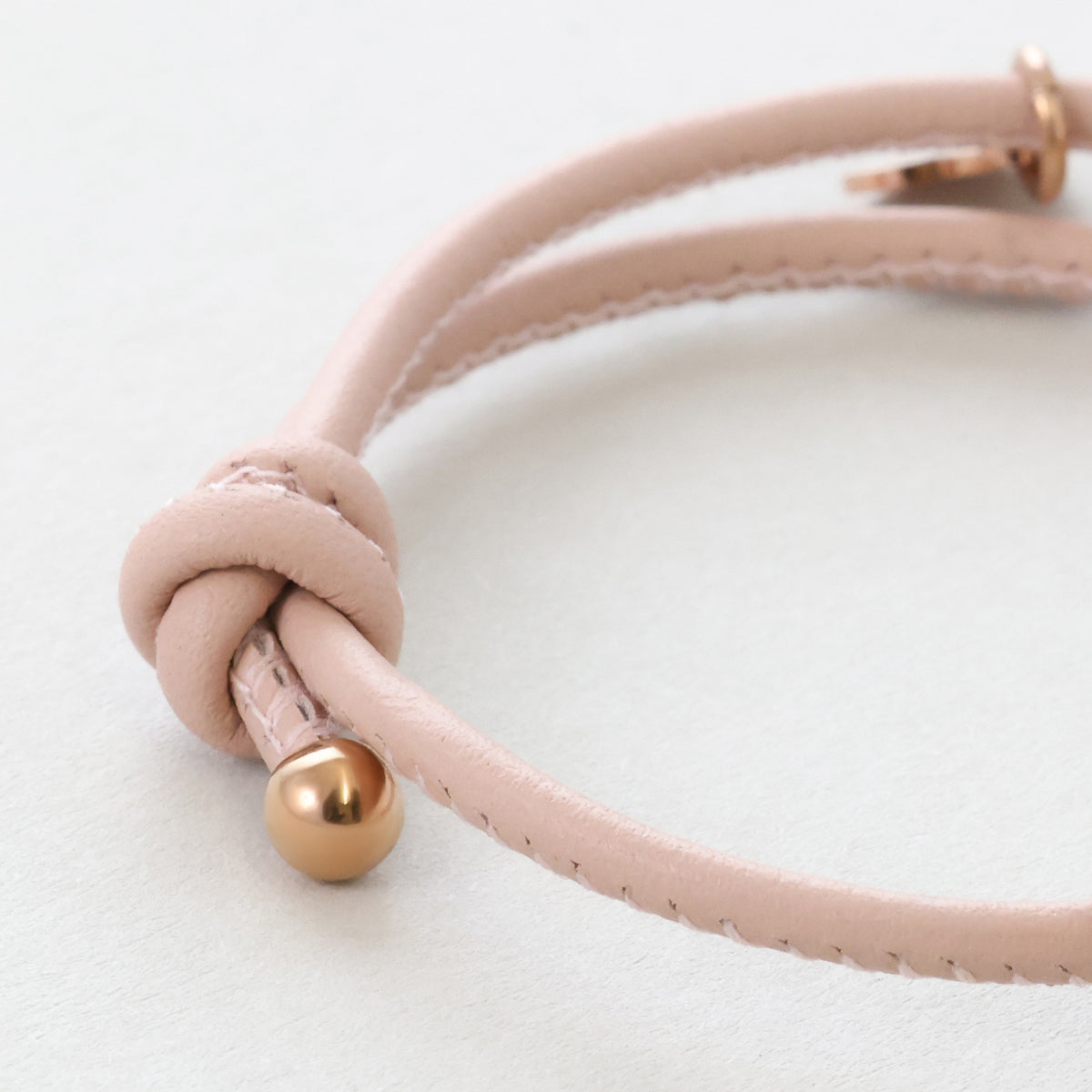 Herz-Anhänger Lederarmband mit Gravur – Nahaufnahme des Knotens und Verschlusses in Roségold
