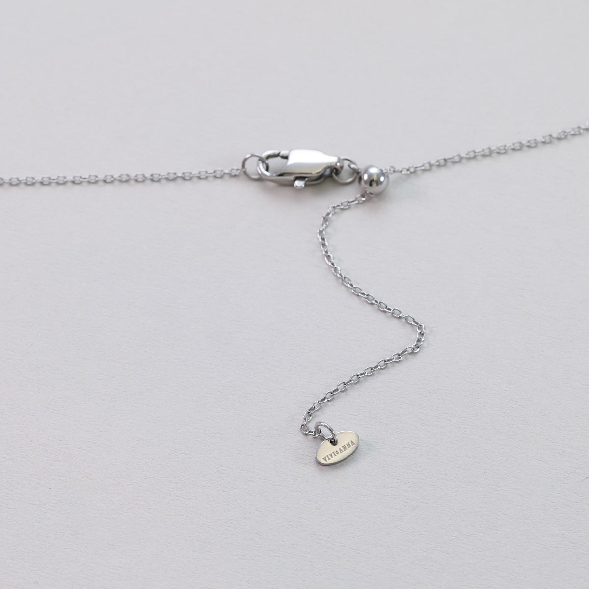 Hammerschlag-Plättchen Kette mit Gravur in Silber, Nahaufnahme von Verschluss und Verlängerungskette
