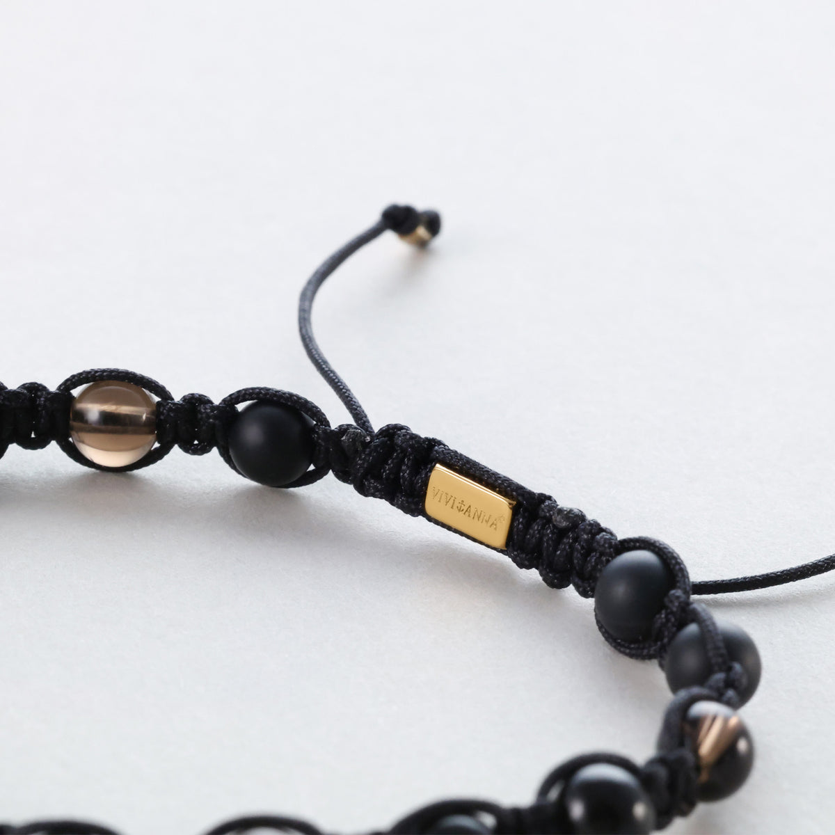 Onyx & Rauchquarz Makramee-Armband personalisierbar – Verschluss mit goldenem VIVIANNA-Label