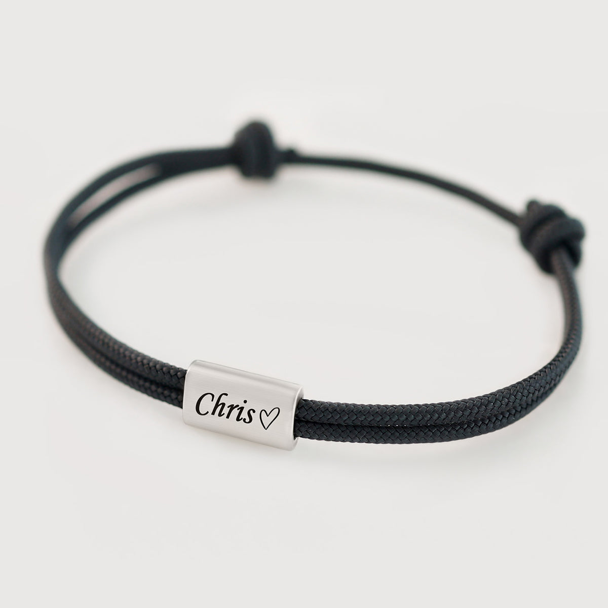 Feines Segeltau-Armband in Schwarz mit graviertem Namensschild 'Chris' und Herz-Symbol