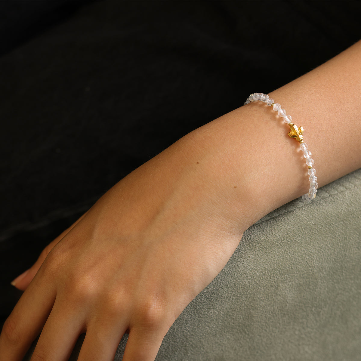Frau trägt Bergkristall Armband mit Kaktus-Anhänger am Handgelenk