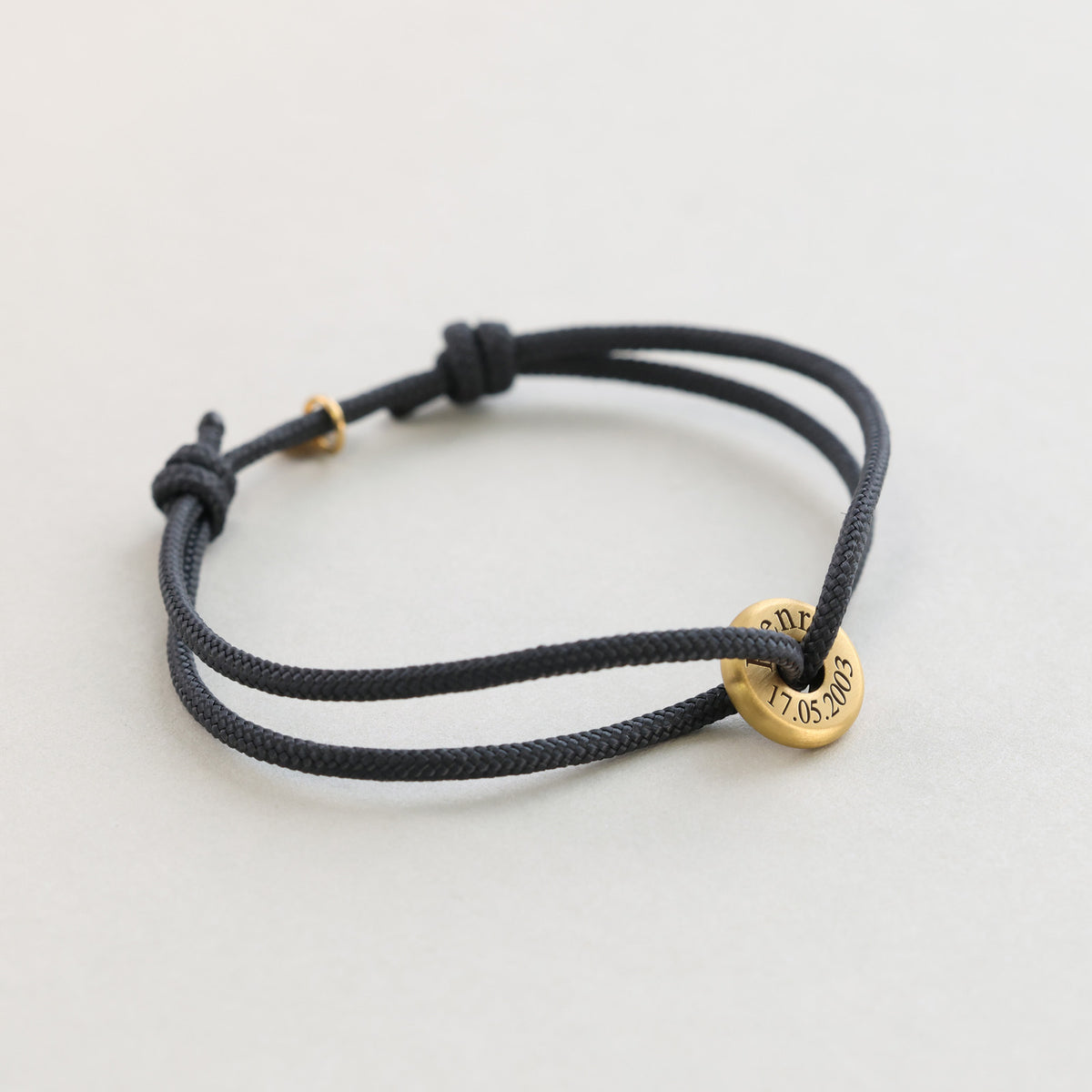 Personalisiertes Segeltau Donut Armband in Schwarz-Gold mit Datumsgravur '17.05.2003'