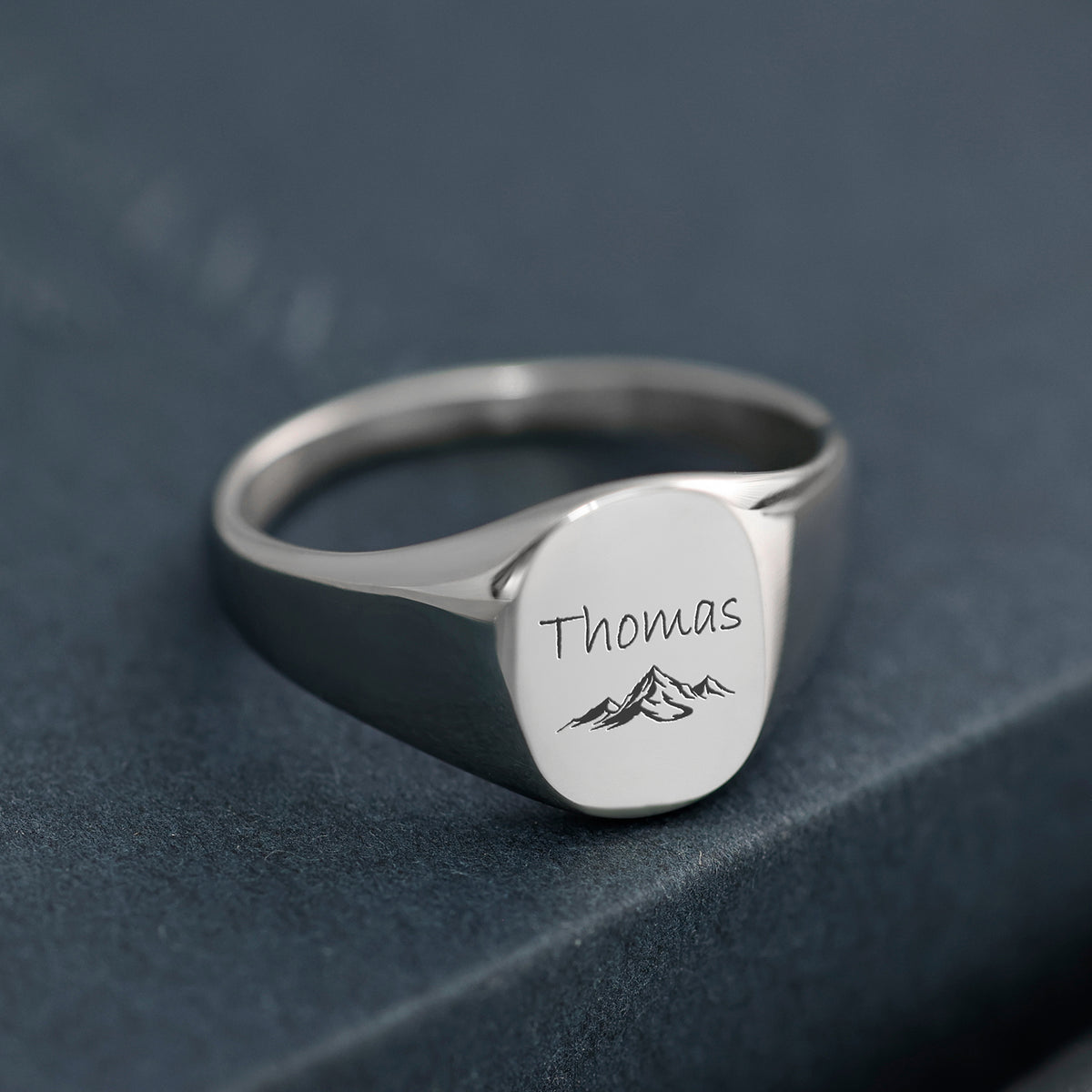 Klassischer Herren-Siegelring mit Gravur in Silber – Schriftzug Thomas mit Bergmotiv
