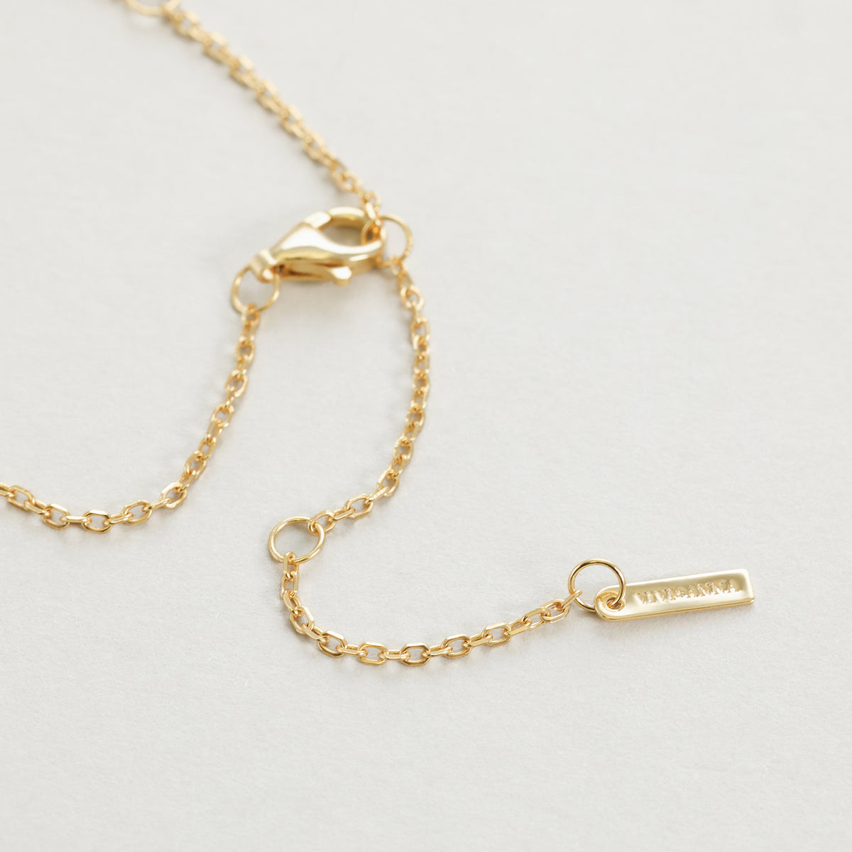 Zarte Kette mit Süßwasserperlen - 925 Sterling Silber, Verschluss mit graviertem Anhänger im Detail
