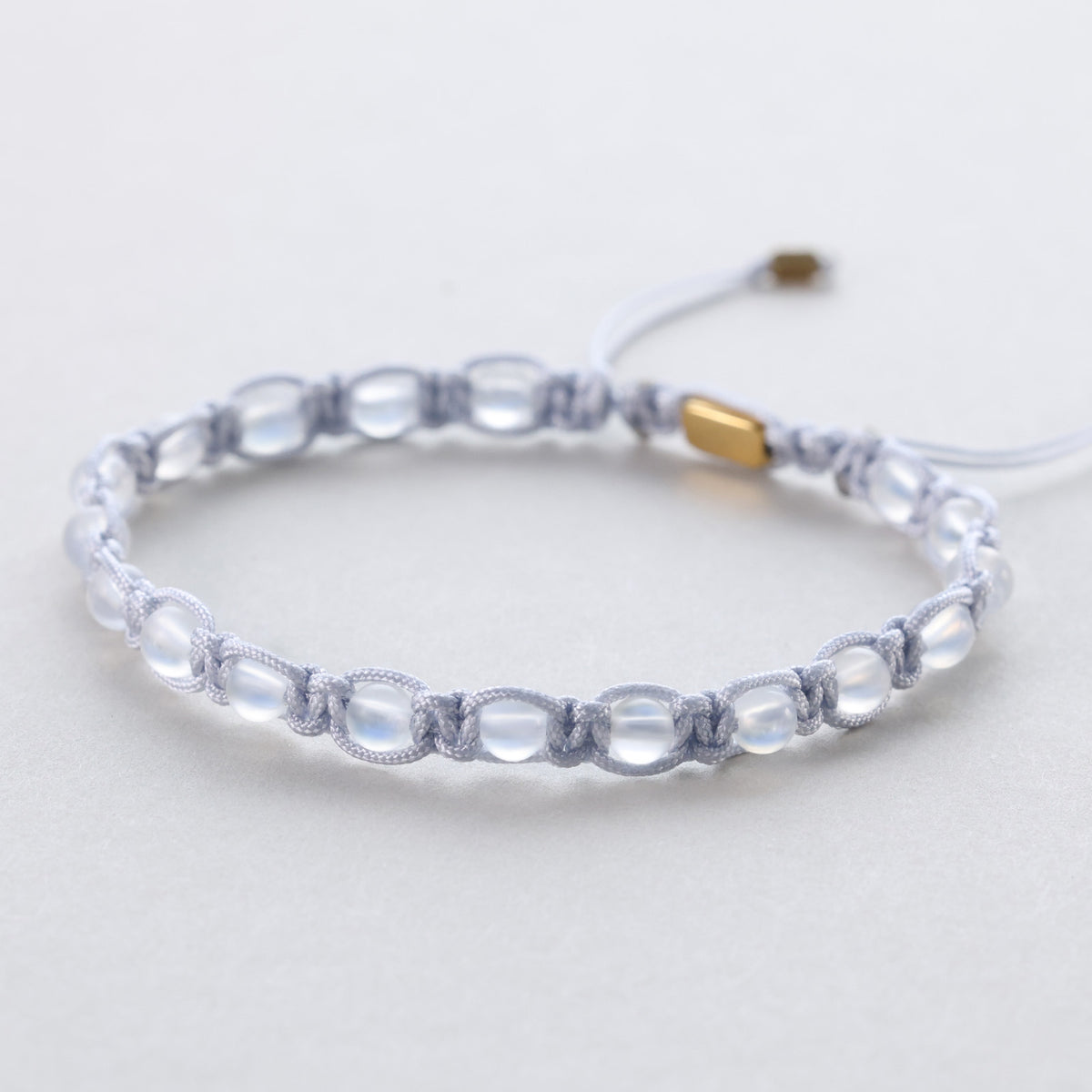 Regenbogenmondstein Makramee-Armband, Verschluss mit goldenem Zugband und Perle