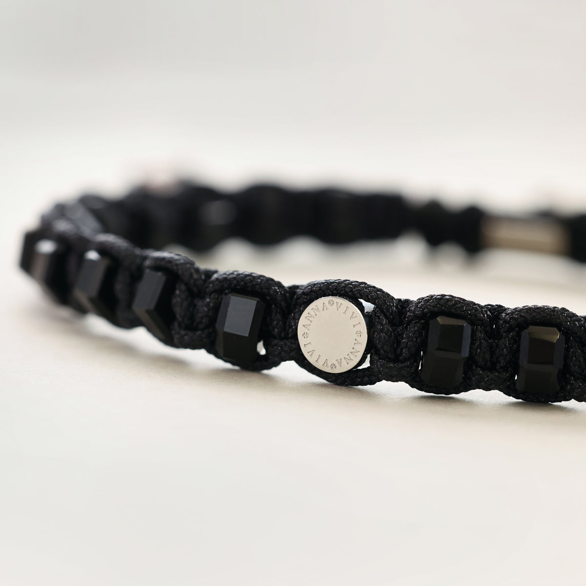 Detailansicht der facettierten schwarzen Onyx-Perlen im Makramee-Muster