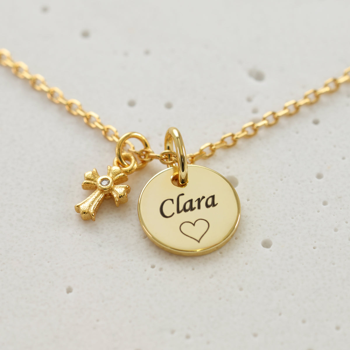 Gravurkette mit kleinem funkelnden Kreuz – 925 Sterling Silber, Draufsicht auf Kreuz mit Stein und Plättchen 'Clara'