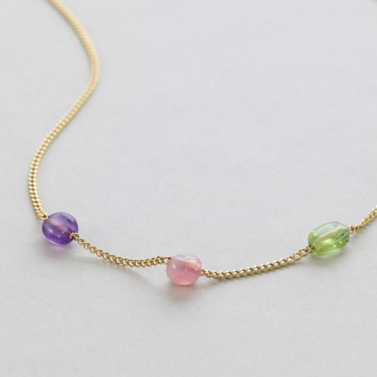 Halskette mit Natursteinen in Gold mit Amethyst-, Rosenquarz- und Peridotperle