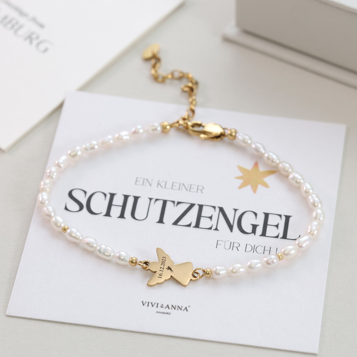 Perlenarmband mit Schutzengel-Anhänger, graviert mit Datum 16.12.2023, auf Schutzengel-Karte