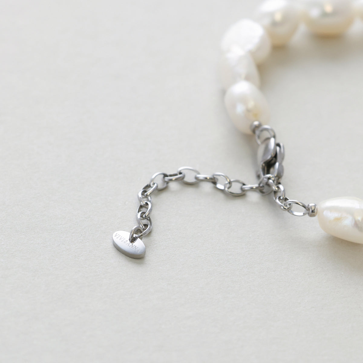 Barock-Perlenarmband Unisex – Edelstahl & Naturform, Nahaufnahme des Verschlusses mit Anhänger