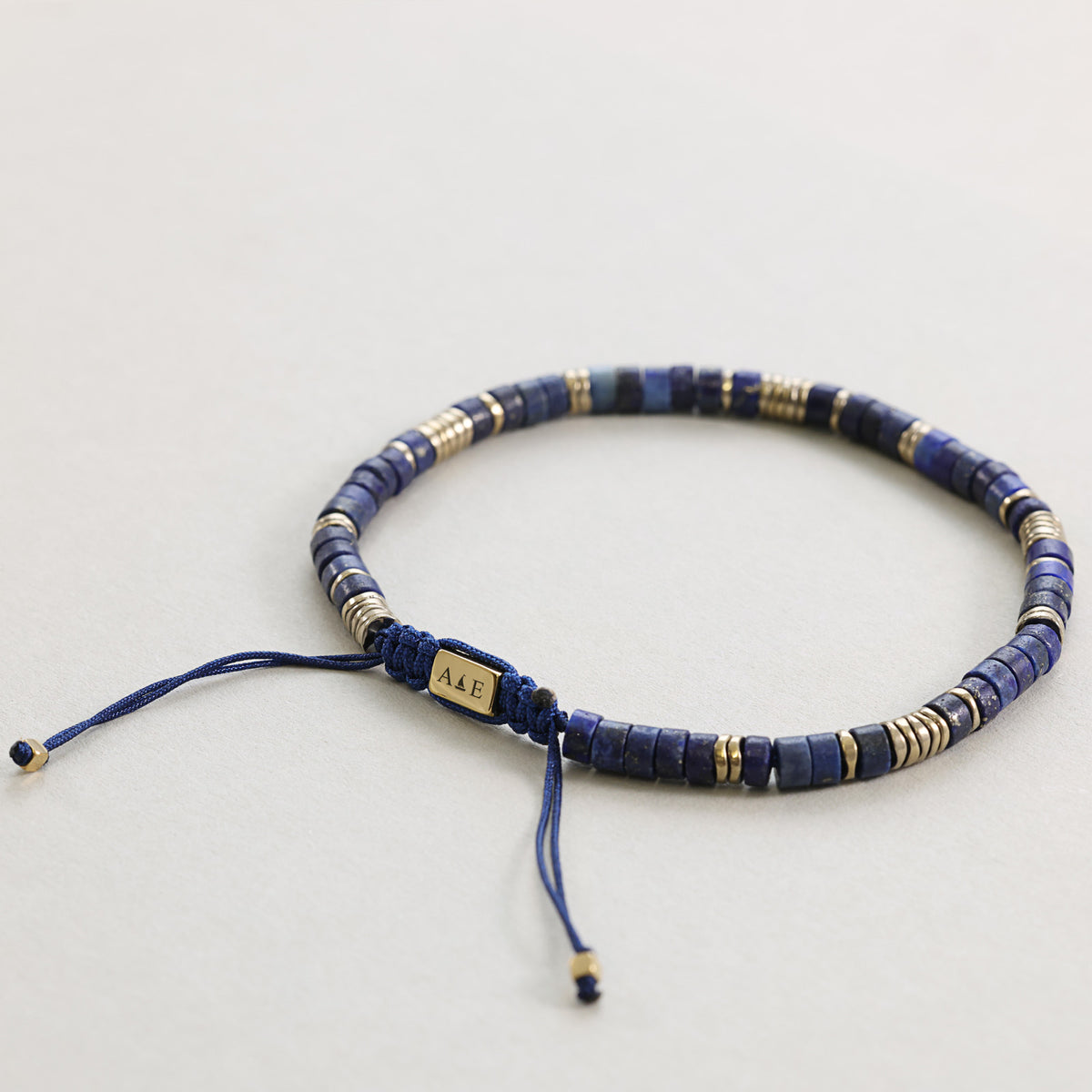 Edelsteinarmband mit Lapislazuli und Hämatit – Verschluss mit gravierten Initialen und Herzsymbol