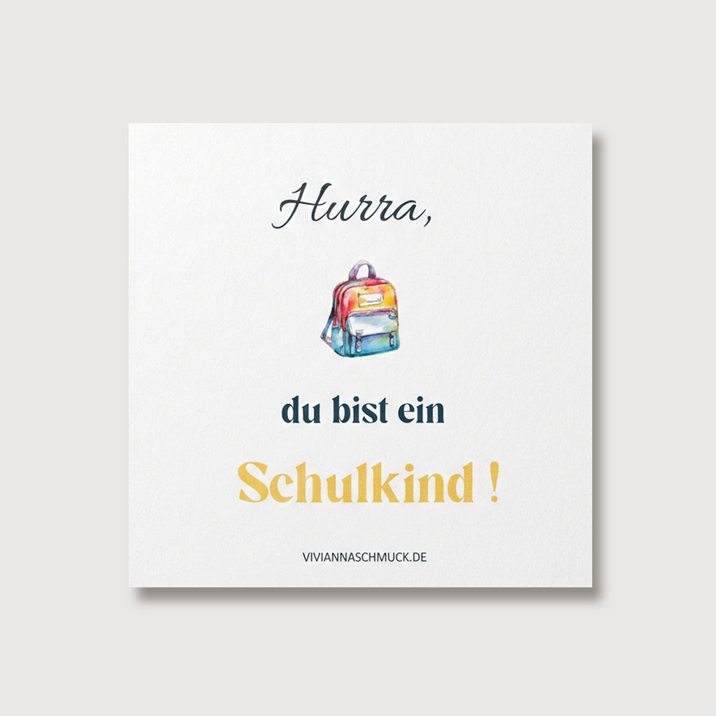 Grußkarte zur Einschulung mit Schulranzen-Motiv und Schriftzug Hurra, du bist ein Schulkind