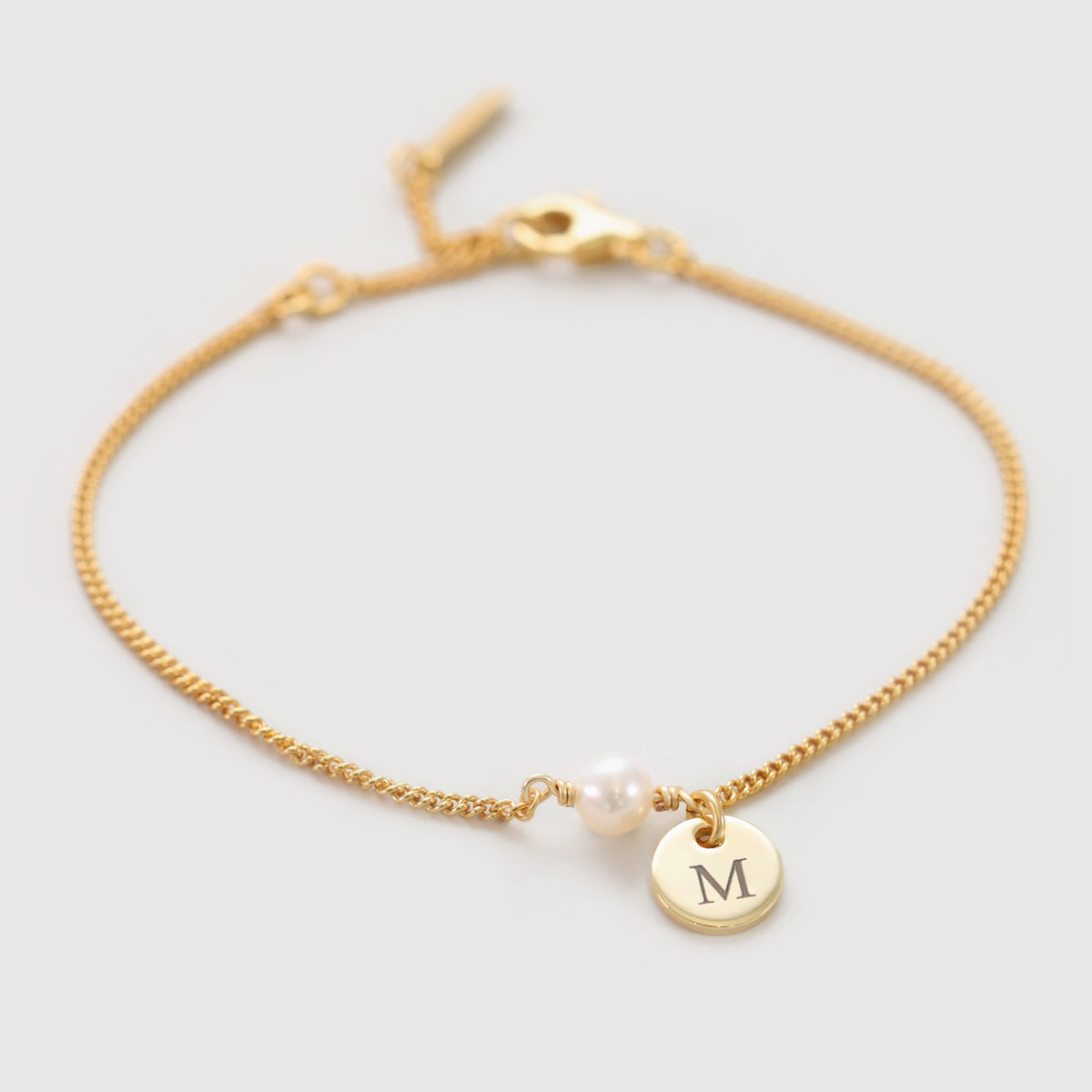 Armband mit Süßwasserperlen und Gravur-Plättchen in Gold, graviert mit Initiale 'M', Nahaufnahme