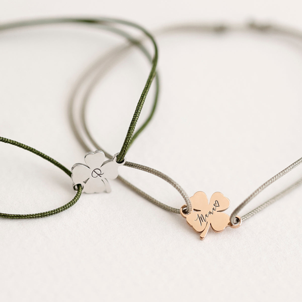 Zwei Glücksbringer Armbänder mit Kleeblatt – Silber mit Initiale und Roségold mit Gravur Mama