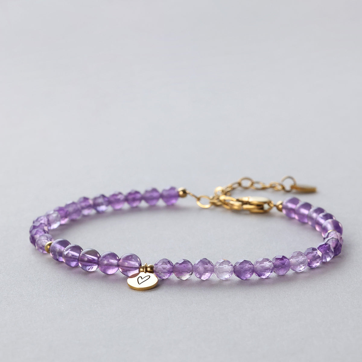 Amethyst-Armband mit facettierten Perlen und Gravurplättchen mit Herz-Motiv